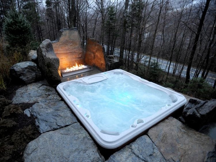 bain à remous-extérieur-pierres-forêt-cheminée-moderne